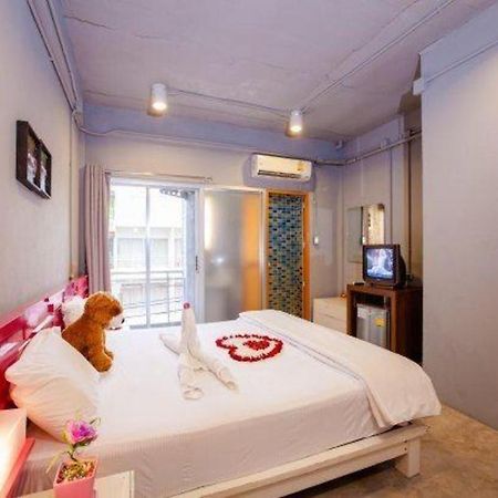 Oyo 292 The Oddy Hip Hotel Patong Exterior foto